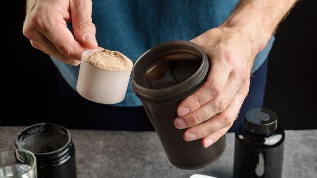 É melhor tomar whey protein com água ou com leite? Nutricionista revela a verdade!
