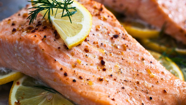 A refeição perfeita para o verão: 10 minutos no forno e o peixe sai perfeito e suculento