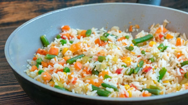 Aprendi com uma nutri essas 6 ideias simples para deixar o arroz branco de todo dia mais nutritivo e saudável
