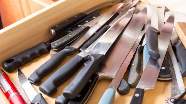 Além de comprometer o fio, guardar as facas soltas na gaveta da cozinha aumenta o risco de acidentes (Créditos: Shutterstock)