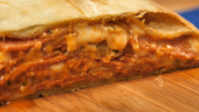 Lanchão com massa de pastel recheado com bastante queijo e pepperoni (Créditos: TudoGostoso)