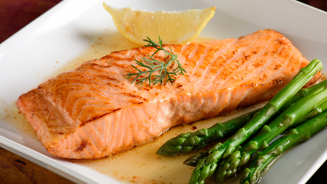 Esse salmão desmancha na boca! (Créditos: Canva)