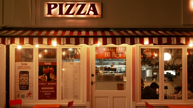 "Não são bem-vindos": Lele Scandurra, pizzaiolo, coloca aviso na porta do restaurante e proíbe influenciadores após criador de conteúdo com mais de 400 mil seguidores sair sem pagar a conta