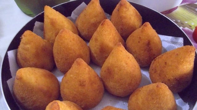 Combinação de farinha de trigo com mandioca cozida garantem uma massa perfeita à essa coxinha (Créditos: Lucia Batista/TudoGostoso)