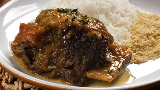 Receita prática e cheia de sabor para o almoço de Dia dos Pais: costela na pressão que desmancha na boca!