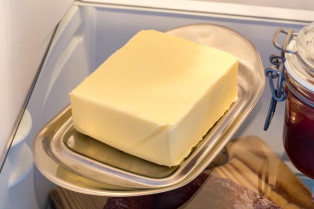 Manteiga aberta na geladeira estraga? Descubra se você está comendo alimento fora da validade