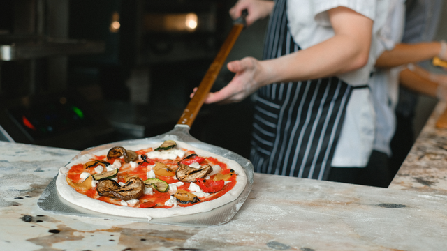 A pizza chama atenção, mas o aviso também. (Créditos: Canva)