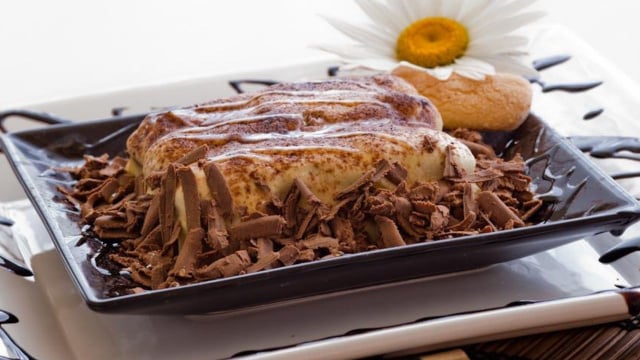 Tiramisù à moda brasileira finalizado com chocolate em pó e raspas de chocolate (Créditos: TudoGostoso)