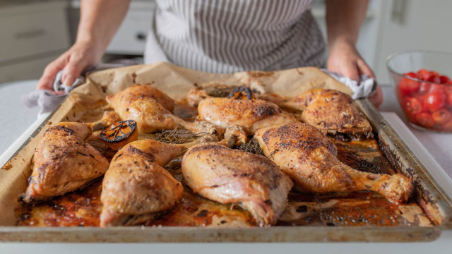 Água, alecrim e um molho especial: é isso que você deve fazer antes de levar o frango para assar (fica muito suculento!)