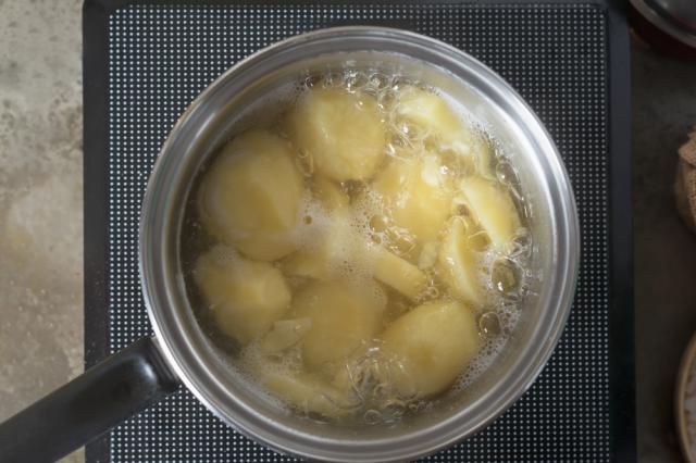 Poucas pessoas sabem por que nunca se deve jogar a água da batata cozida na pia