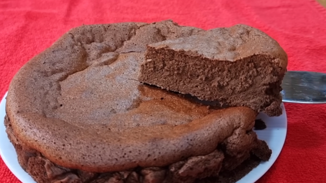 Sem açúcar e sem farinha: o bolo de chocolate mais fofinho do mundo com apenas 3 ingredientes