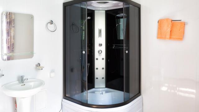 Esse chuveiro tecnológico promete uma experiência única durante o banho (Créditos: Shutterstock)