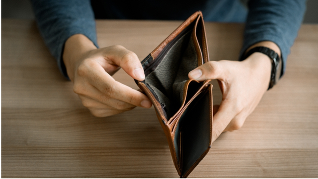 Nem débito, nem crédito, nem PIX: 3 restaurantes que só aceitam dinheiro e é melhor você se preparar se não quiser lavar a louça