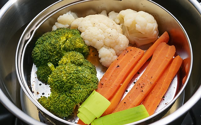 Pare de cozinhar em água: 4 vegetais que devem ser refogados ou cozidos no vapor para manter os nutrientes