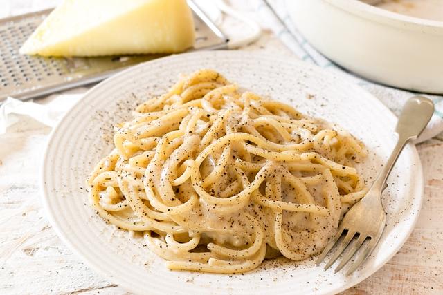 Apesar do nome chique, cacio e pepe significa apenas "queijo e pimenta" (Créditos: TudoGostoso)