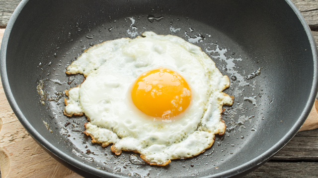 Por que colocar vinagre na frigideira ao fritar ovos e para que serve