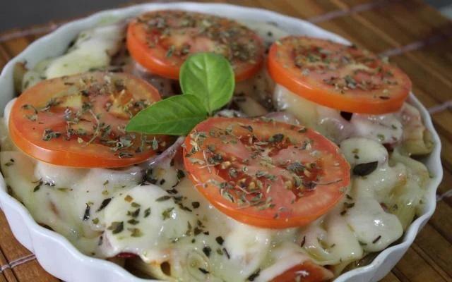 Esse macarrão tem a massa de sempre, com cobertura como se fosse de pizza (Créditos: TudoGostoso)