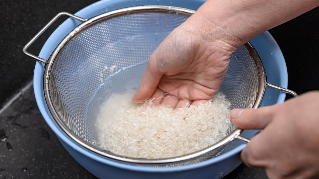 As embalagens dizem que não precisa lavar o arroz, mas os chefs discordam! Afinal, é melhor lavar ou não?