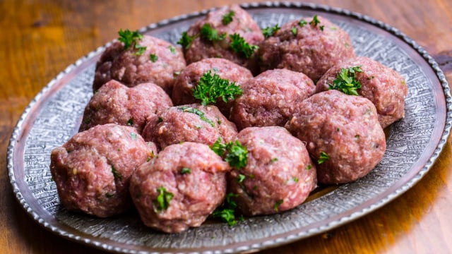 Nada de pão e ovos: 5 ingredientes deliciosos para adicionar à carne moída e preparar almôndegas suculentas