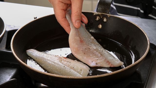 Como grelhar peixe na frigideira sem despedaçar? TudoGostoso ensina o truque para deixar o filé douradinho e suculento
