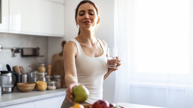 Pablo Ojeda, nutricionista: “A estratégia de beber um copo de água e comer uma fruta antes sempre funciona. É especialmente útil para combater o hábito de beliscar entre as refeições”