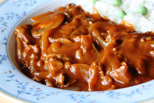 Um picadinho de carne delicioso com tomates e ervilhas fica pronto em apenas 15 minutos (Créditos: Shutterstock)