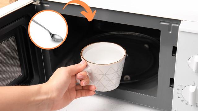 É por isso que o micro-ondas recomenda inserir uma colher para aquecer líquidos
