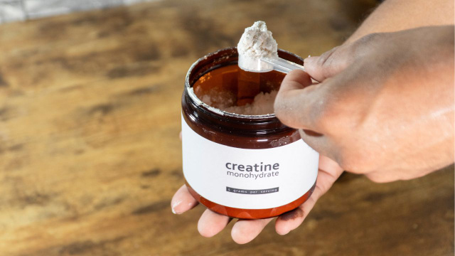 Cristiane Perroni, nutricionista: "Não jogar creatina direto na boca. O horário para consumo é indiferente porque ela leva entre 14 e 28 dias para "encher" o músculo"