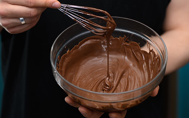 Nem brigadeiro, nem ganache: essa crema bariloche é o recheio para pavês, tortas e bolos que vai conquistar todo mundo!