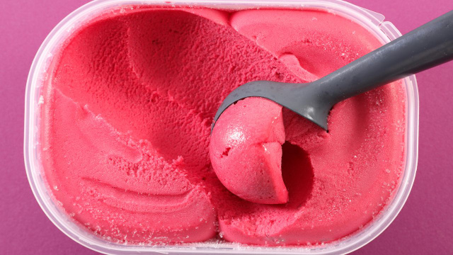 Sorvete caseiro cremoso igualzinho do mercado: rende 3 litros com só 3 ingredientes simples, é muita economia!
