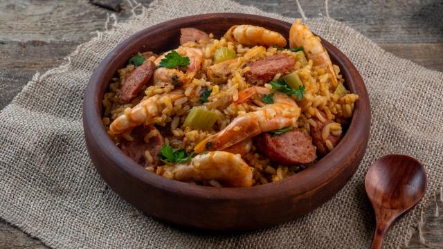 Um belo prato de jambalaya com camarão (Créditos: Shutterstock)
