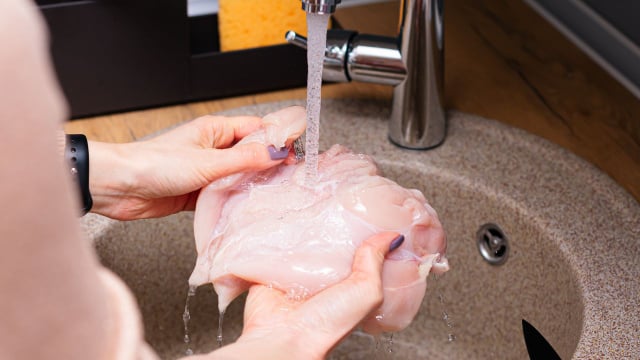 As piores práticas de higiene na cozinha são mais comuns do que você imagina, revela pesquisa