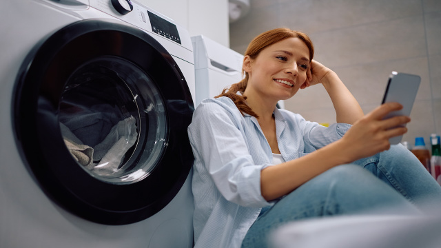 Lavar roupa à noite ou de manhã cedo? O detalhe que muda o valor da conta