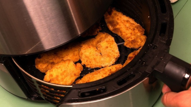 A limpeza reduz o risco de odores e impede que restos de comida queimem nos próximos preparos. (créditos: Shutterstock)