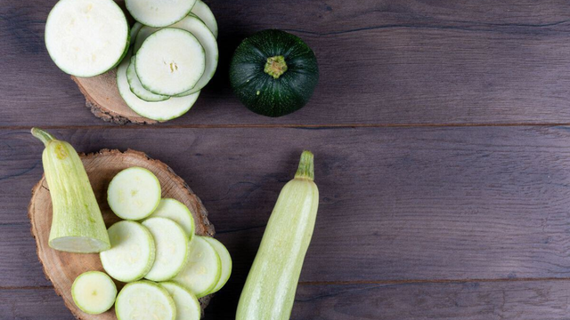 A abobrinha é boa, bonita e barata, mas tem um grande inconveniente quando cozida: como fazer para não soltar tanta água