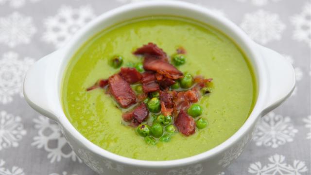 Sopa de ervilha com linguiça e bacon é a receita perfeita para te aquecer nesse frio!