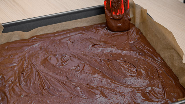 Erro comum: por que você não deve mais deixar papel manteiga embaixo do bolo