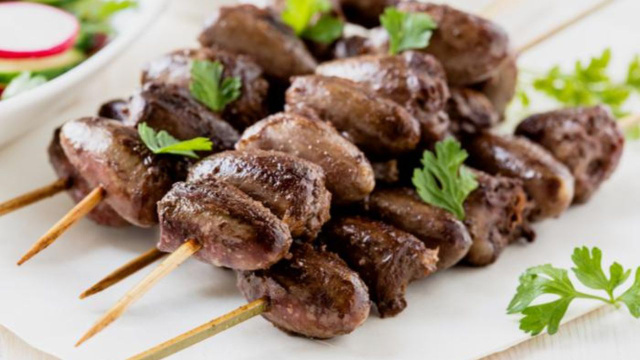 Esse espetinho de coração de frango só precisa de quatro ingredientes (Créditos: TudoGostoso)