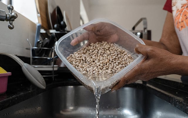 O erro que todo mundo comete ao deixar o feijão de molho: faça isso para eliminar os gases e o inchaço