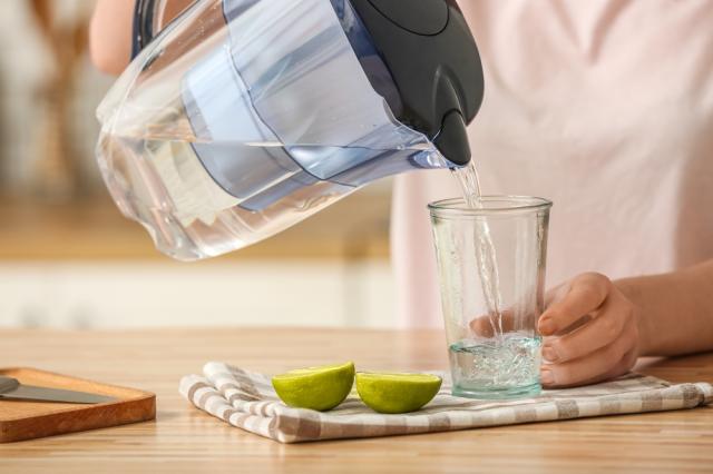 Beber água com limão ajuda a emagrecer? Descubra os reais benefícios da bebida e se vale a pena consumir a mistura