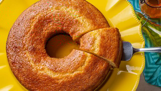 O melhor bolo de laranja de liquidificador de todos os tempos: fofinho, molhadinho e muito fácil de fazer