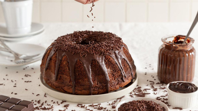 Uma das receitas para o Dia dos Pais mais fácil de agradar é um bolo de chocolate simples e fofinho (Créditos: TudoGostoso)