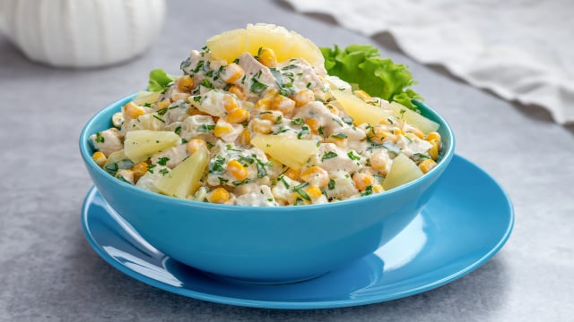 Petisco cremoso servido com torradas finas em uma recepção descontraída em casa. (Foto: Shutterstock)