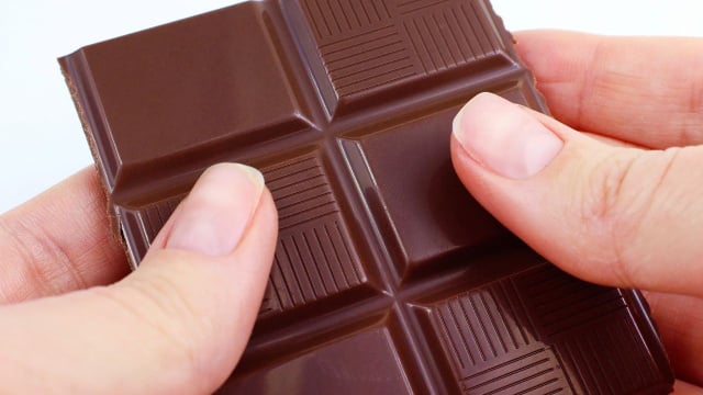 O chocolate amargo é uma fonte inusitada e saborosa de ferro (Créditos: Shutterstock)