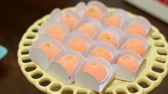 Minha mãe criou um brigadeiro rosa para um evento de Outubro Rosa e agora meus filhos só querem comer esse docinho