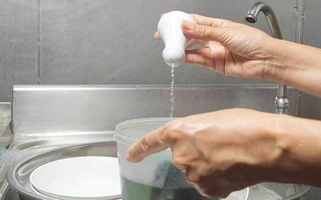 Sal no detergente: um truque genial que resolverá seu maior problema na cozinha