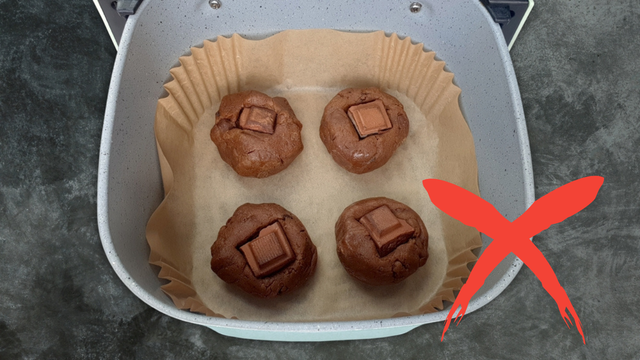 Já faz algum tempo que uso uma airfryer. Gostaria que alguém tivesse me dito que usar papel manteiga é uma má ideia