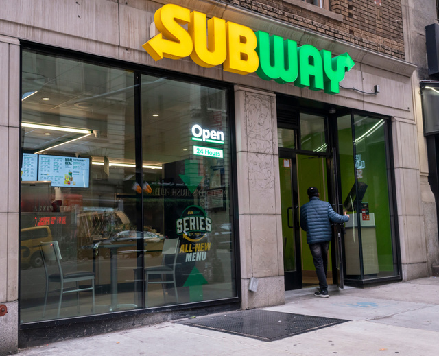 Lanche grátis para sempre: rede de fast-food promete sanduíches gratuitos, mas pede algo valioso em troca. Teria coragem?
