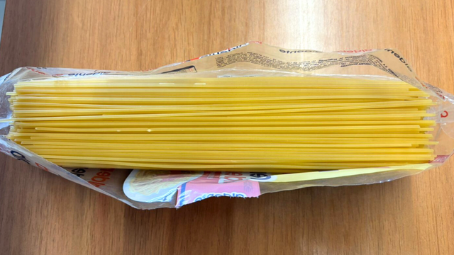 É um gesto quase absurdo, mas é a melhor maneira de abrir e guardar pacotes de espaguete na despensa
