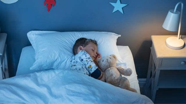 Menino de 8 anos que não conseguia dormir hoje ganha milhões com invenção impressionante contra a insônia